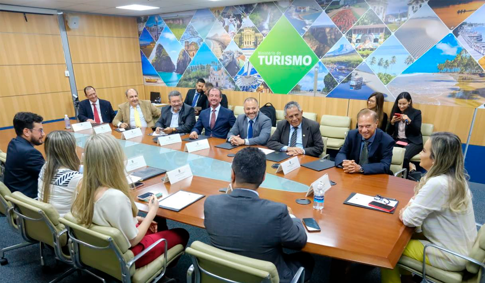 Diretores da CNTur reúnem-se com Ministros do Governo Lula.